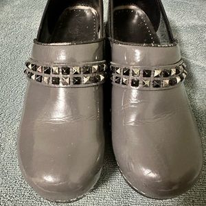 Sanita clogs. Grey patten leather with rhinestones. Size 37